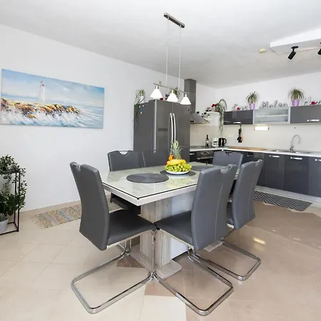 1 Bedroom Amazing In 트로기르