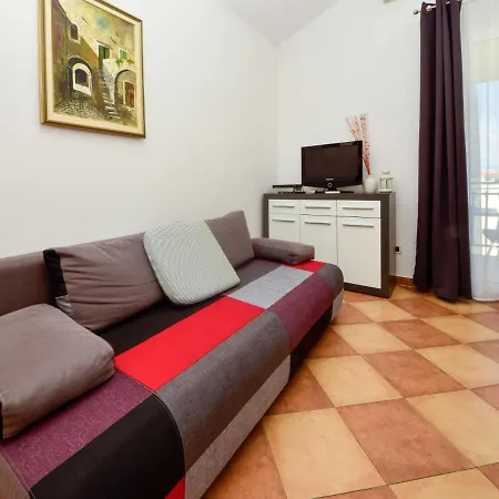 1 Bedroom Amazing In Apartamento Trogir
